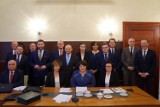Ślubowanie nowego burmistrza i radnych gminy Woźniki. Kogo wybrano do prezydium rady miejskiej? ZDJĘCIA