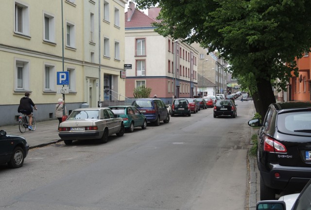 Na ulicy Mickiewicza, od Piłsudskiego do Dworcowej, po lewej stronie wprowadzone zostanie parkowanie skośne. Na chodniku po prawej dalej będzie można stawiać auta.