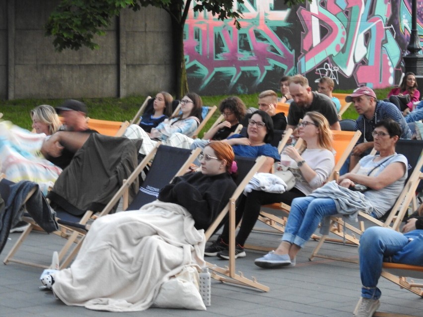 Kino plenerowe pod chmurką