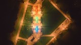 Wałbrzych: Podświetlona fontanna na Podzamczu o zmroku. Cieszmy się widokiem (ZDJĘCIA)