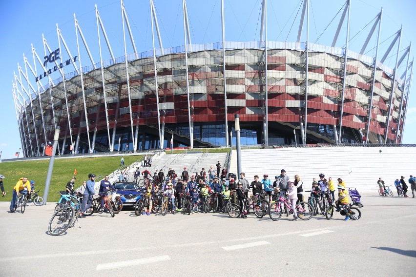 Rodzinna parada rowerowa. Cykliści otworzyli sezon okrążając stadion narodowy [ZDJĘCIA]