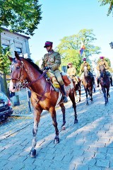 Sieradzanie w drodze do Niepodległej. Były kwiaty złożone pod pomnikami, marsz, konferencja. Trwałą pamiątką pozostanie książka (zdjęcia)