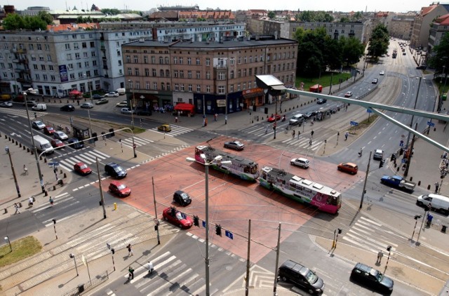 Od 24 czerwca rozpoczną się właściwe roboty torowe etapu I przy wymianie rozjazdu i potrwają do 12 lipca.

Organizacja ruchu kołowego w tym czasie przewiduje segregację ruchu na ciągu ul. Piłsudskiego (jezdnia od pl. Orląt Lwowskich), zredukowanie liczby pasów do jazdy na wprost z 3 do 2 oraz ograniczenie prędkości przejazdu do 40 km/h.


Sprawdź kolejne etapy - przechodząc dalej