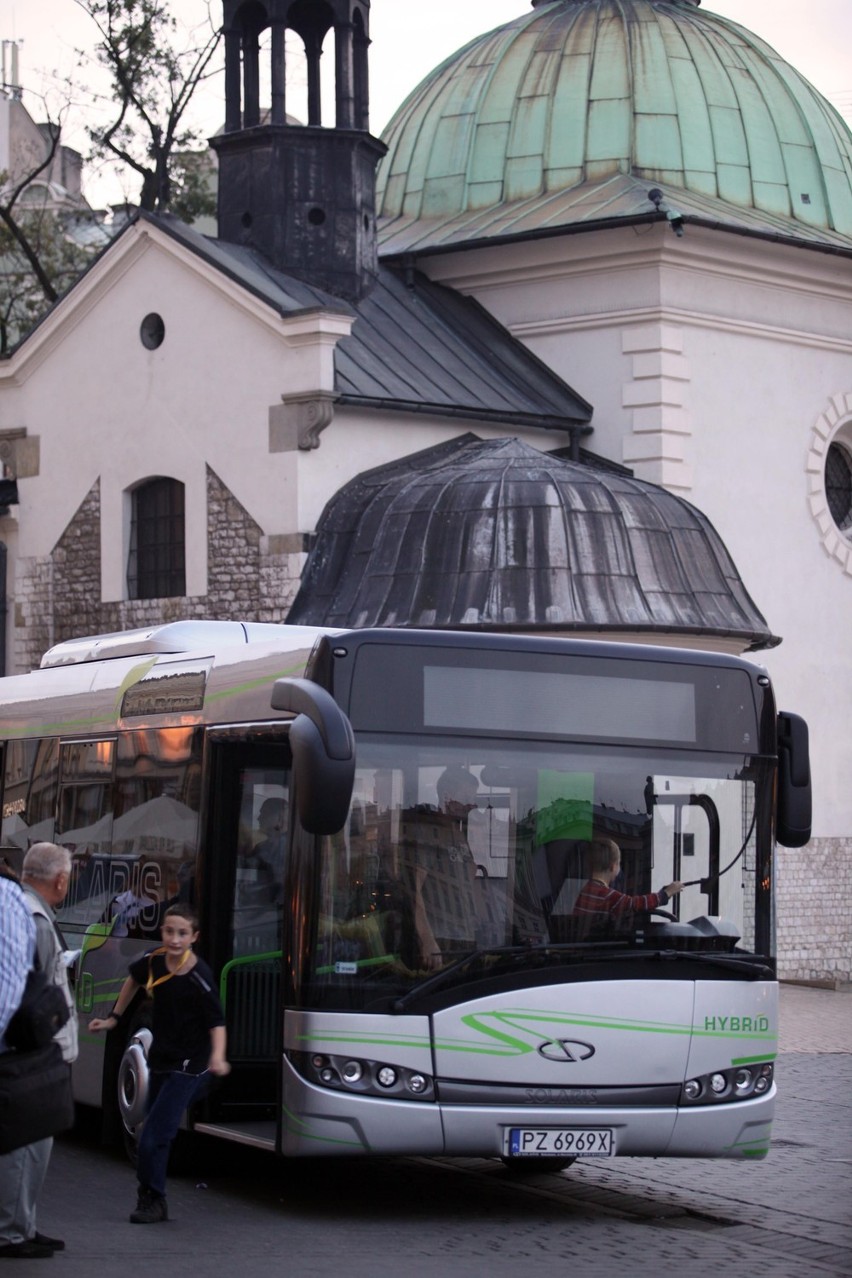 Hybrydowy autobus na Rynku Głównym w Krakowie [ZDJĘCIA]