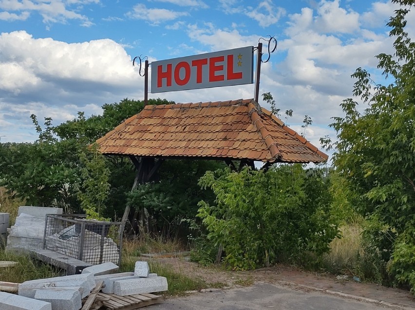 W 2015 roku spłonął słynny motel "Pod Kaczorem" w Piotrowie Pierwszym. Zobaczcie zdjęcia z eksploracji obiektu