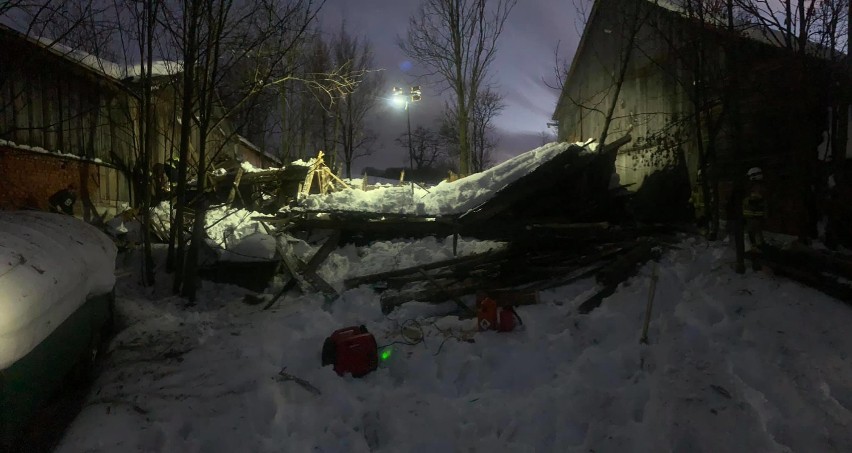 Spisz: W Trybszu pod ciężarem śniegu zawaliła się drewniana stodoła