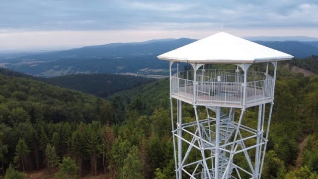 Platforma widokowa na wieży na Kłodzkiej Górze została zainstalowana na 30 metrach. Można z niej podziwiać panoramy Masywu Śnieżnika, Gór Orlickich, Bardzkich i Sowich
