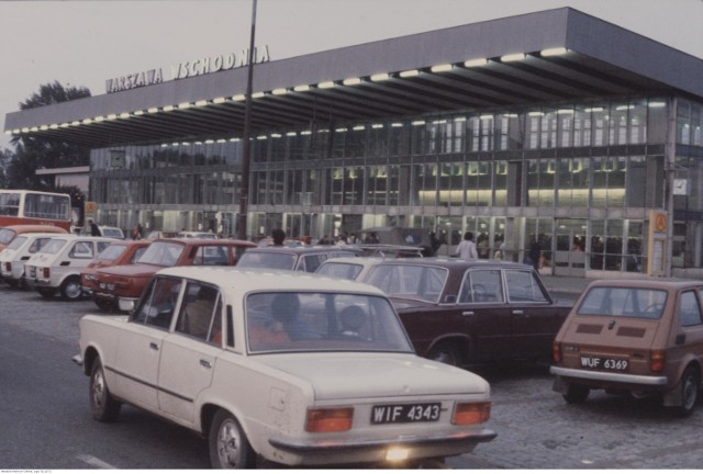 Widok zewnętrzny budynku dworca. Widoczne samochody - Fiat 125p, Fiat 126p i Wartburg 353 - zaparkowane przed budynkiem.

ZOBACZ KONIECZNIE:


