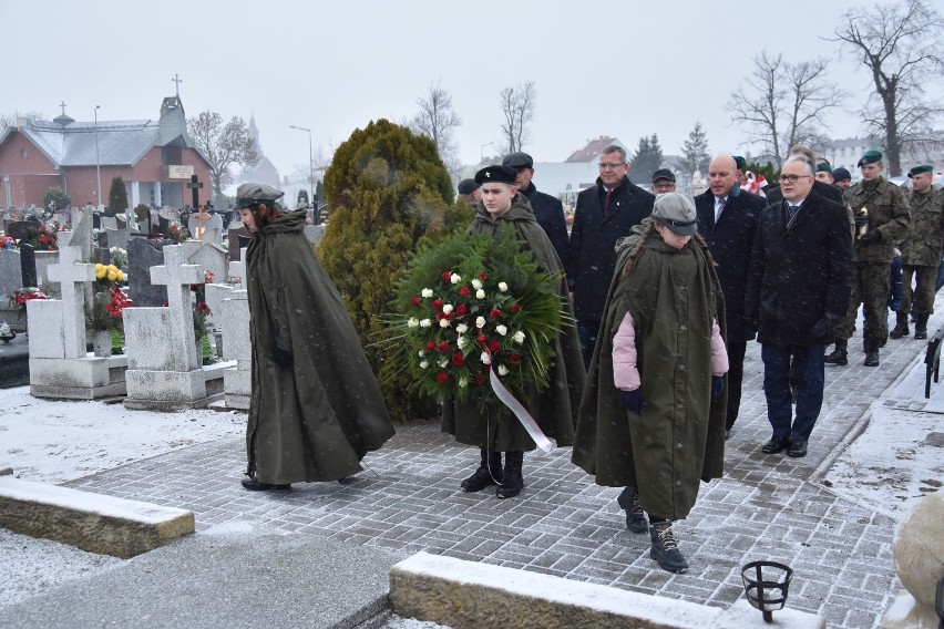 Obchody 100. rocznicy Powstania Wielkopolskiego w Żninie: złożenie kwiatów na cmentarzu oraz inscenizacja na rynku [zdjęcia, wideo]