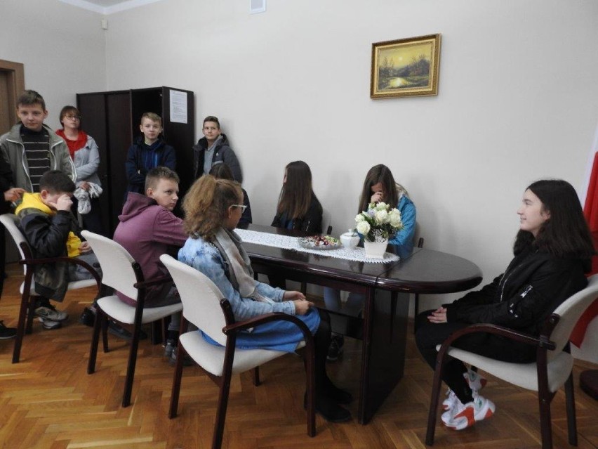 Uczniowie z Czempinia odwiedzili urząd miasta i gminy