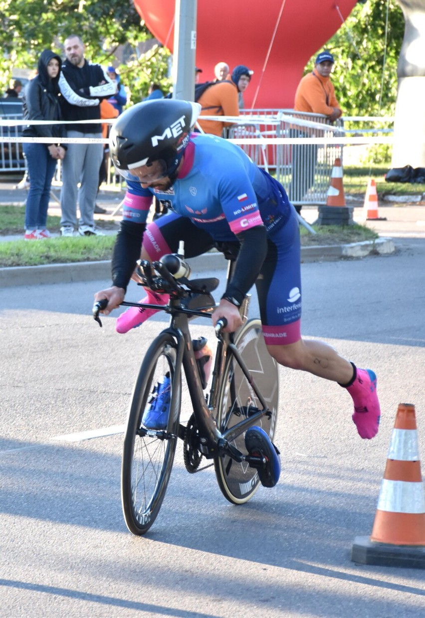 Niedziela na Castle Triathlon Malbork 2022 [ZDJĘCIA cz. 3]. Uczestnicy ironmana i "połówki" na trasie kolarskiej