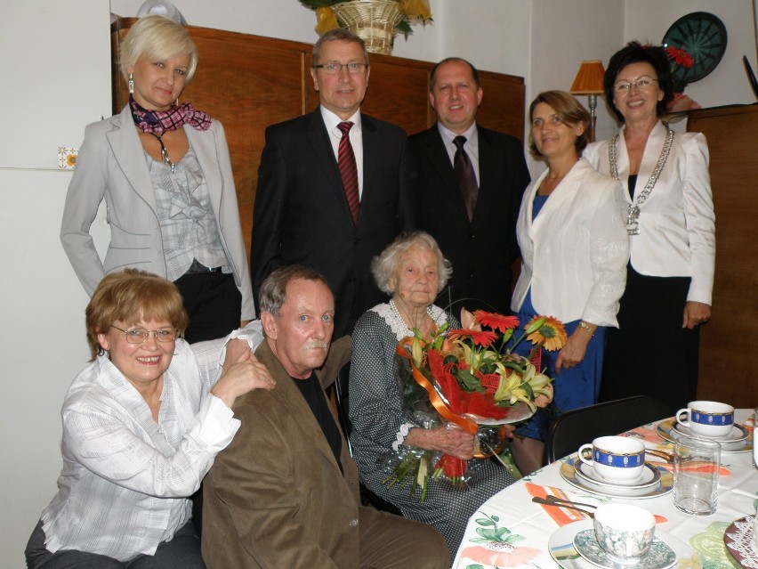 Pani Jadwiga Gawrońska z gośćmi w dniu urodzin.