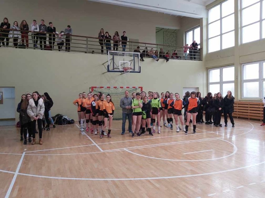 Drużyna z ZS nr 1 wygrała półfinał mistrzostw województwa łódzkiego w piłce siatkowej dziewcząt i chłopców[FOTO, WYNIKI]