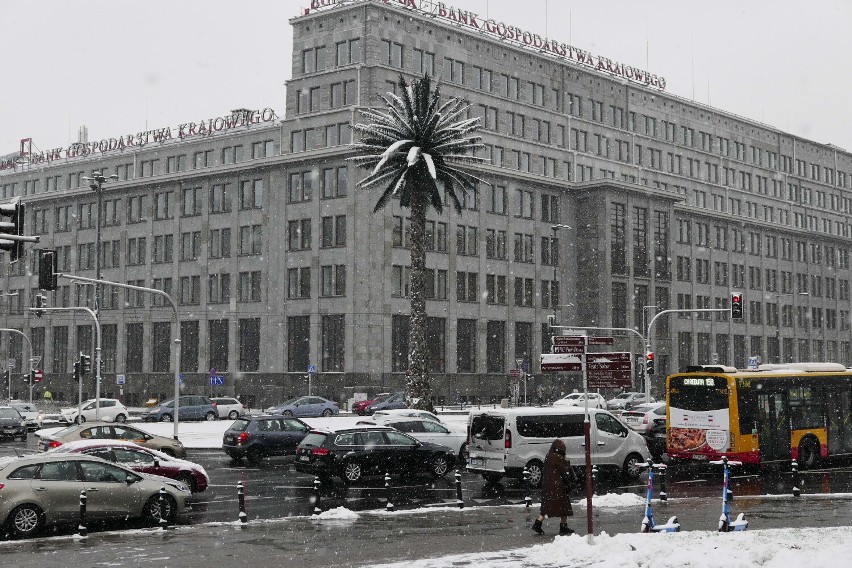 W Warszawie już zima. Gruba warstwa śniegu, gołoledź i 170 posypywarek na stołecznych ulicach. Są ostrzeżenia IMGW