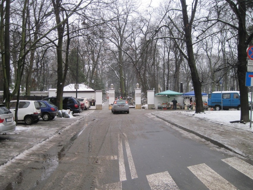 Zapomniana i zaniedbana droga dojazdowa w centrum miasta