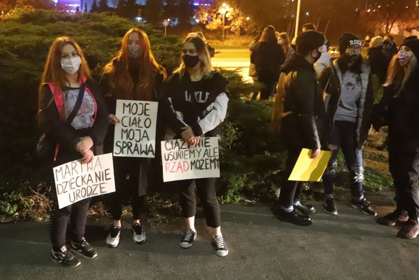 Protest kobiet w Radomiu. Kolejna pikieta przeciwko zaostrzeniu ustawy antyaborcyjnej. Zobacz zdjęcia z poniedziałku
