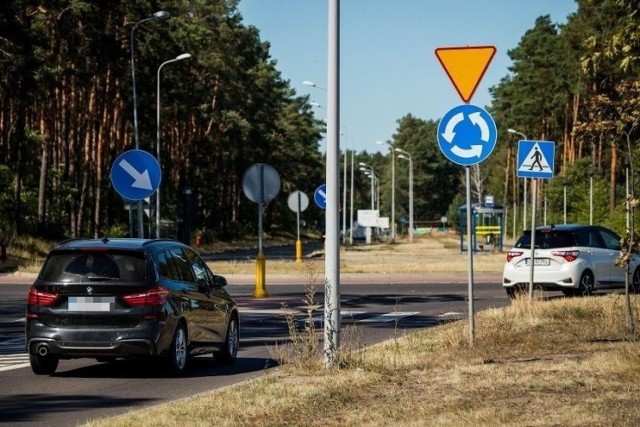 Nocą tereny bydgoskiego parku przemysłowego zamieniają się w tory dla amatorów-rajdowców. Policja interweniuje, ale wciąż przybywa nowych zgłoszeń