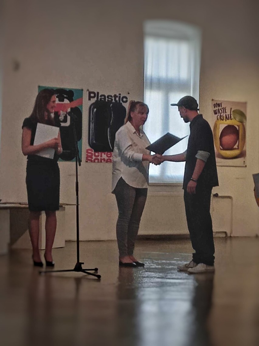 Sukces artysty z Szamotuł na Słowacji! Damian Kłaczkiewicz zdobył drugą nagrodę na Międzynarodowym Treinnale Plakatu w Żylinie