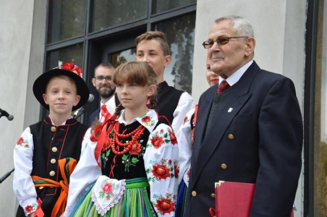 Edward Bednarek z młodzieżą z działającego przy ośrodku kultury zespołu folklorystycznego Koderki