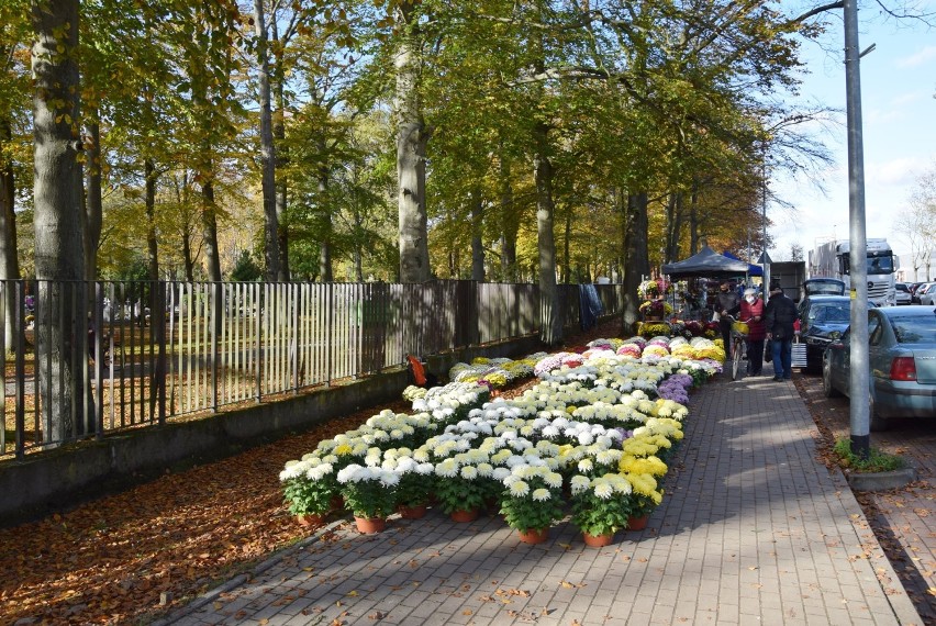 Cmentarze otwarte. Stargardzianie odwiedzają groby bliskich. Znicze przed krzyżem i na kwaterze saperów ZDJĘCIA 