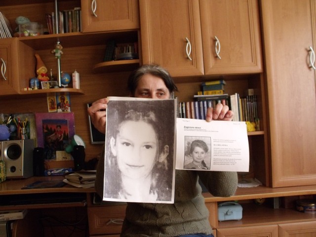 Dorota Bielewska pokazuje zdjęcie Oli w wieku 8 lat i ilustrację, która pokazuje, jak wyglądałaby dziś