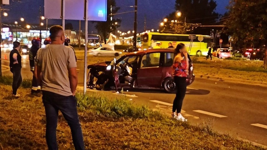 Lublin: Groźny wypadek na rondzie. Na skrzyżowaniu ul. Ruskiej i Podzamcze zderzyły się dwa samochody. Są ranni