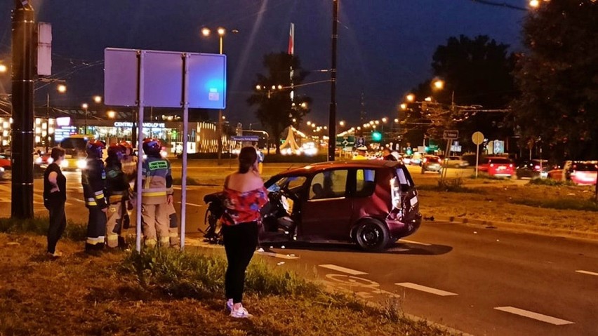 Lublin: Groźny wypadek na rondzie. Na skrzyżowaniu ul. Ruskiej i Podzamcze zderzyły się dwa samochody. Są ranni