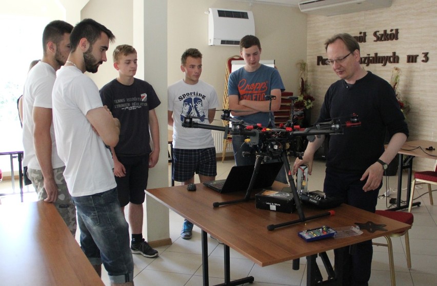 Młodzież z Malborka polatała dronami. W nagrodę za dobre wyniki w nauce
