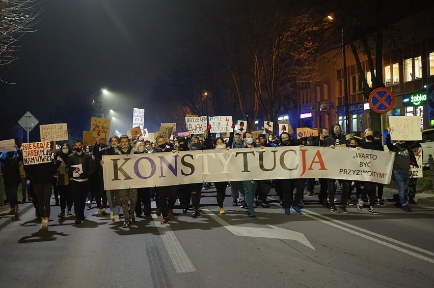 Strajk w Kraśniku. Tłumy mieszkańców i kilkaset samochodów na „Czarnym proteście". Zobacz wideo i zdjęcia