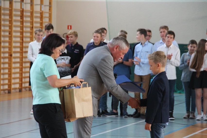 Rozpoczęcie roku szkolnego 2019/2020 w Helu - nagrodzono uczniów, którzy wzięli udział w konkursie recytatorskim.