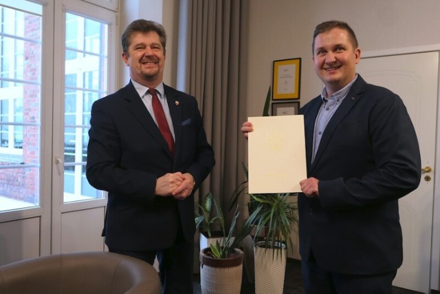 Tomasz Agejczyk odebrał z rąk burmistrza Marka Charzewskiego powołanie na stanowisko dyrektora Muzeum Miasta Malborka.
