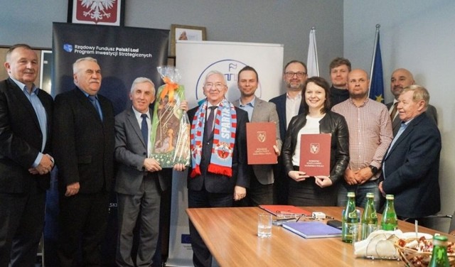 Umowa na przebudowę stadionu w Kazimierzy Wielkiej została podpisana w środę, 19 kwietnia w Urzędzie Miasta i Gminy Kazimierza Wielka