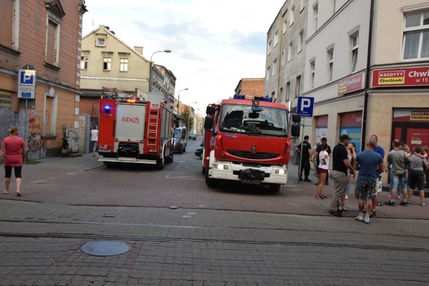 Zawalił się mur przy ulicy Toruńskiej. Strażacy przeszukiwali gruzy [zdjęcia]