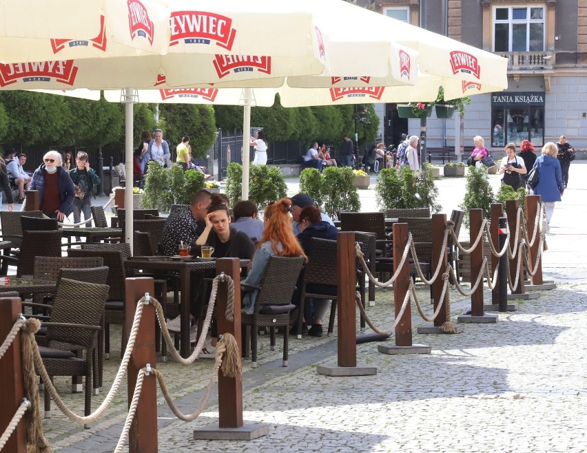 Wielu mieszkańców Radomia spędzało środowe popołudnie w centrum miasta. Spory ruch w restauracjach i kawiarniach - zobacz zdjęcia