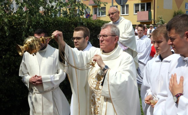 Procesja Bożego Ciała w parafii pw. św. Maksymiliana Kolbe na grudziądzkim osiedlu Strzemięcin.