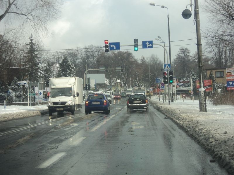 13.30 Warunki na drogach w Rybniku znacznie się poprawiły....