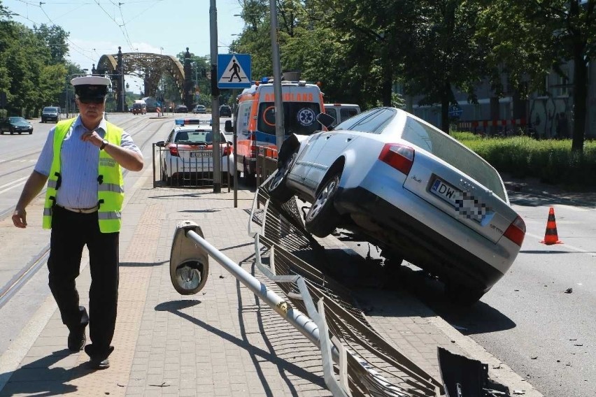 Wrocław. Groźnie wyglądający wypadek. Audi wpadło na przystanek. Zobacz zdjęcia!