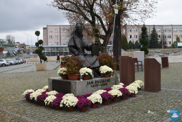 Kłobuck przyozdobiły kwiaty odkupione od przedsiębiorców