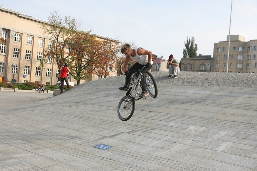 Triki Team-u Proper na rowerach BMX na placu Dąbrowskiego w...