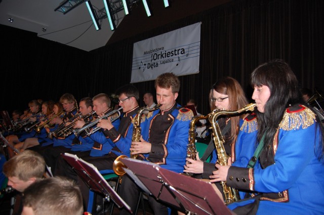 Młodzieżowa Orkiestra Dęta z Łapalic podczas jubileuszowego koncertu z okazji 10-lecia