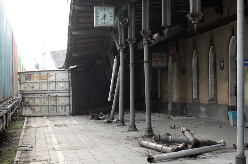 Pociąg wykoleił się w Czechowicach-Dziedzicach. Dworzec PKP zniszczony! [ZDJĘCIA]