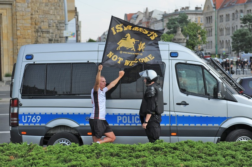 Manifestacja w Poznaniu: Polska Liga Obrony nie chce uchodźców. Była też kontrpikieta