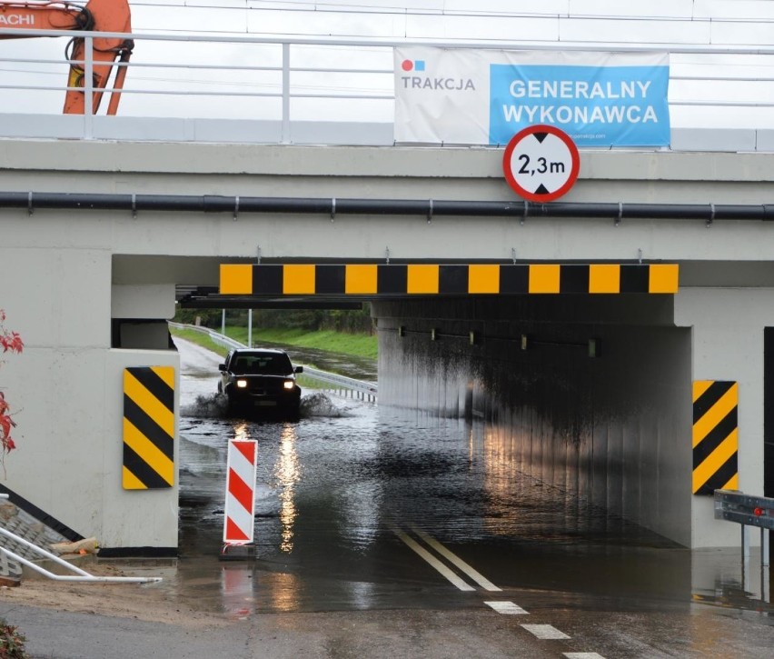 W Łowiczu spadło 100 litrów na mkw. Ulica Arkadyjska zalana [ZDJĘCIA]