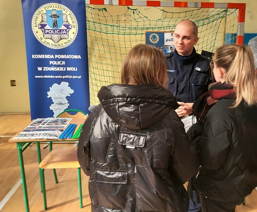 Policjanci ze Zduńskiej Woli promowali pracę w mundurze na Akademickich Targach Edukacyjnych w zduńskowolskim I LO ZDJĘCIA
