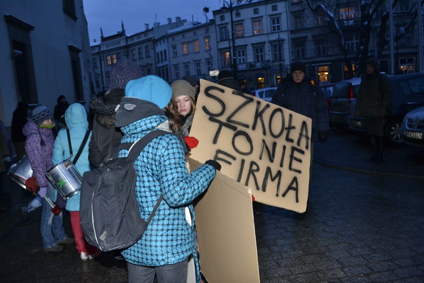 "Szkoła to nie firma"- to tylko jedno z haseł protestu przeciwko zamykaniu krakowskich szkół.