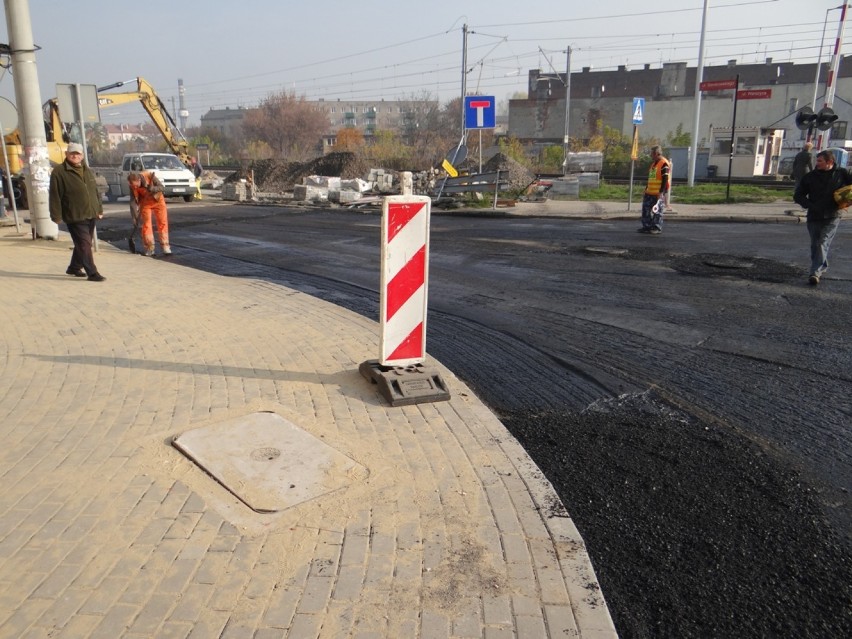 Remont "mostka" w Radomsku. Kładą asfalt na ul....