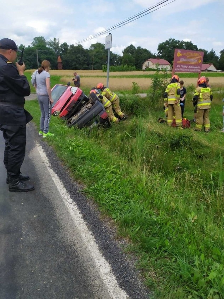 Kobylanka. Dramatyczne sceny na drodze powiatowej. Samochody po zderzeniu wpadły do rowu jeden na drugim