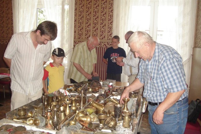 Jan Sowa (z prawej) ma kolekcję monet. Gromadzi też stare zapalniczki, otwieracze i flakoniki. Krzysztof Wach (z lewej) ma 1,5 tysiąca kart telefonicznych.