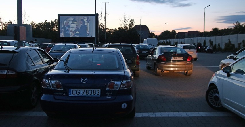 Kino samochodowe przy Galerii Grudziądzkiej ruszyło! [zdjęcia]