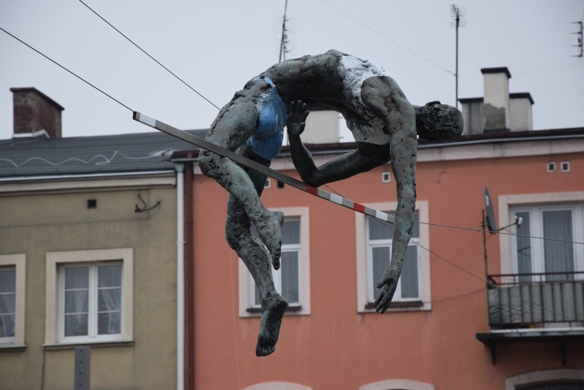 Rzeźby Jerzego Kędziory zawisły już nad Starym Rynkiem